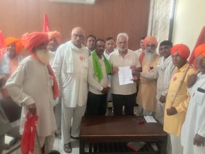 सांसद जयप्रकाश को ज्ञापन सौंपत संयुक्त किसान मोर्चा हिसार के सदस्य। स्रोत : संगठन