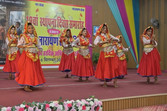 स्थापना दिवस समारोह में प्रस्तुति देती छात्राएं। विज्ञप्ति