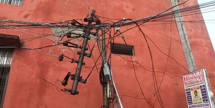 Live current running through a broken pole for four months