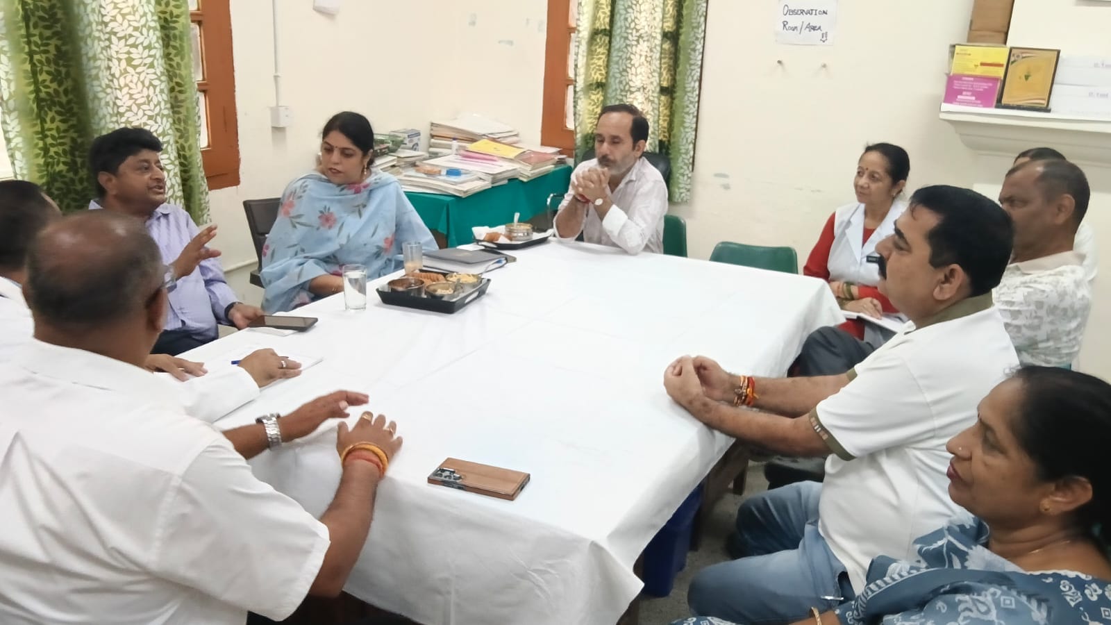 सिविल अस्पताल ददाहू की व्यवस्थाओं को लेकर बैठक करते अधिकारी व जन प्रतिनिधि। संवाद