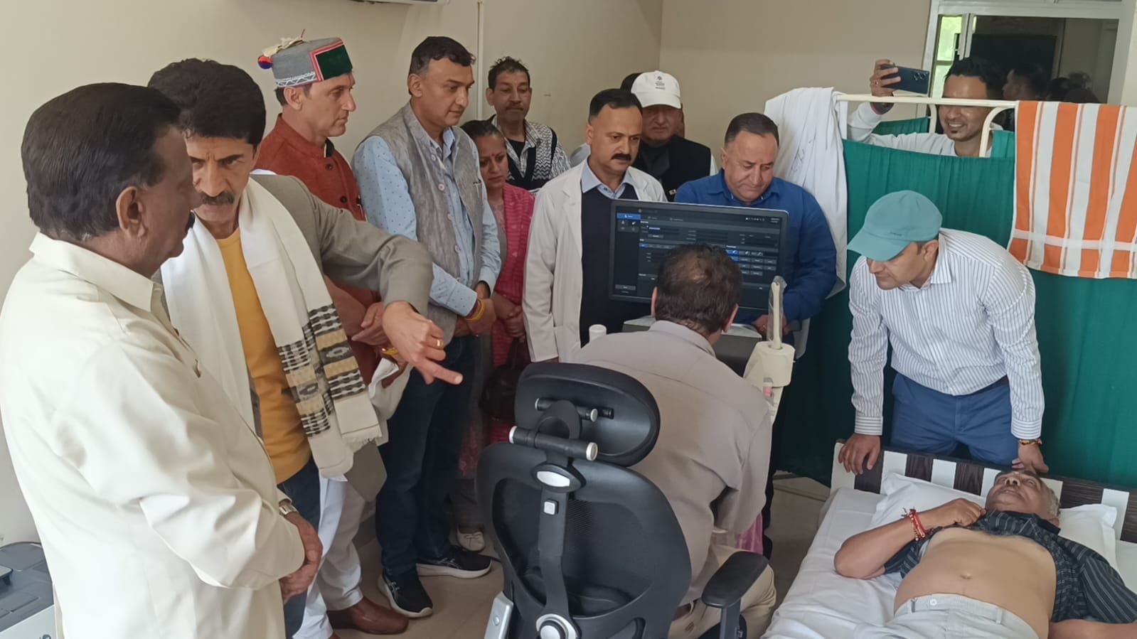 सिविल अस्पताल ठियोग में अल्ट्रासाउंड मशीन से जांच करते हुए। संवाद