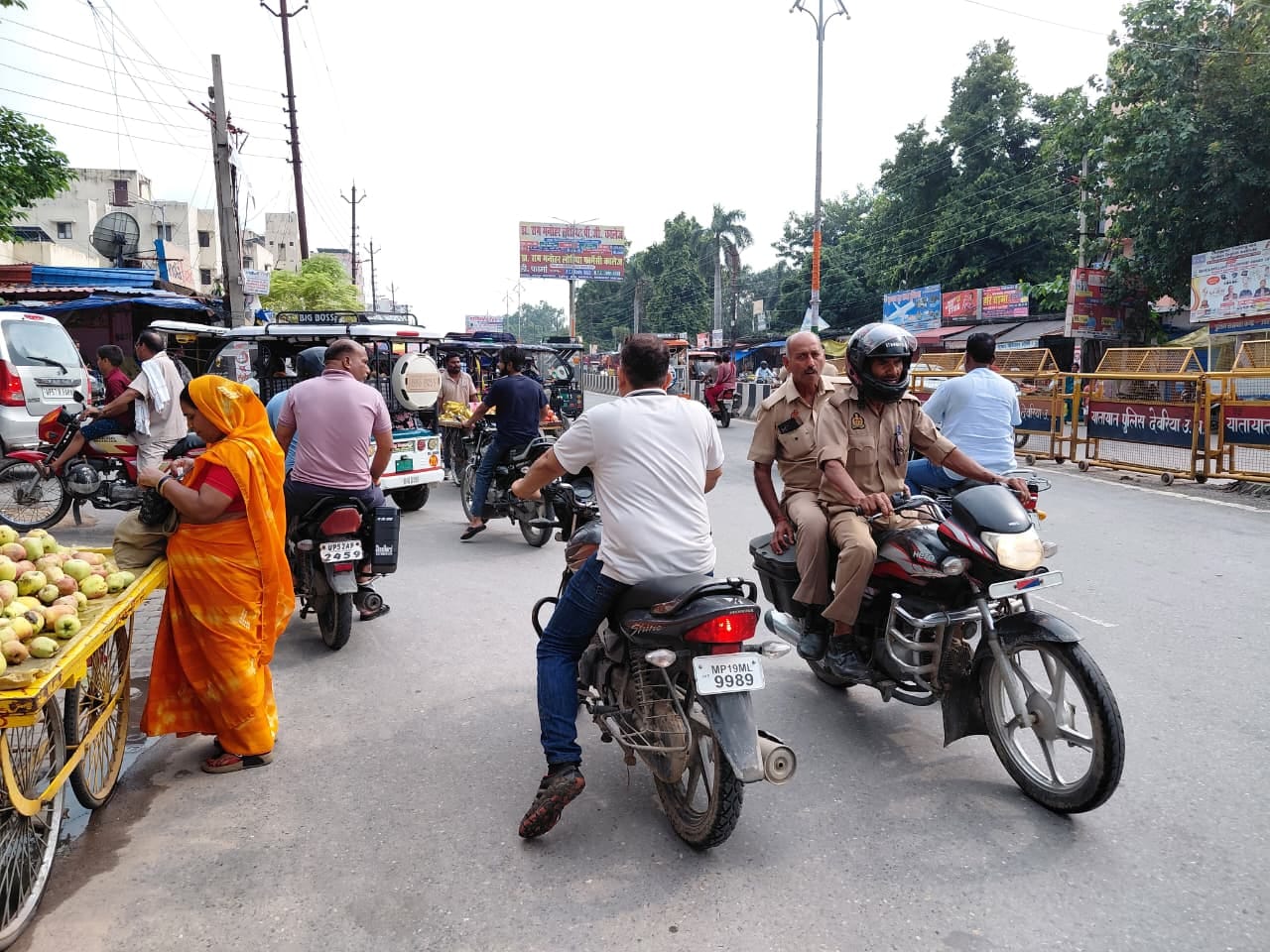 सिविल लाइंस में बिना एचएसआरपी नंबर प्लेट के जाता बाइक सवार।