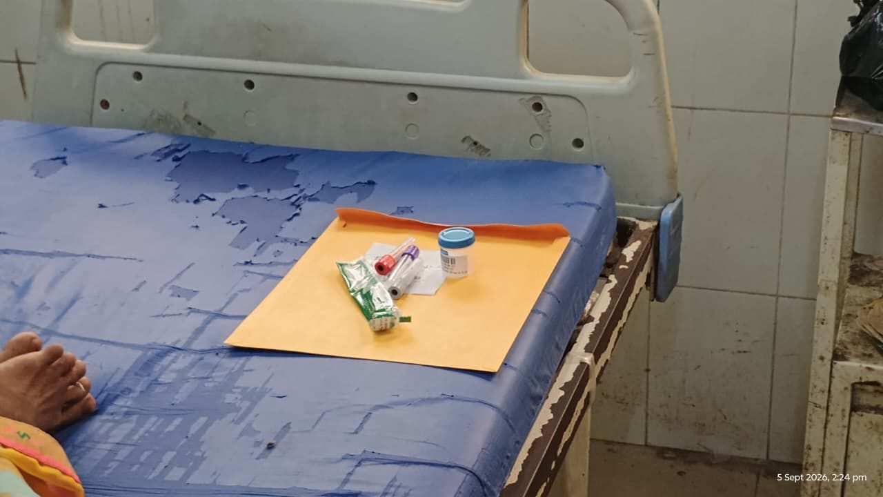 शहर के गोराबाजार स्थित मेडिकल कॉलेज अस्पताल के टीबी वार्ड में मरीज के बेड पर पड़ा  ब्लड का क्वा