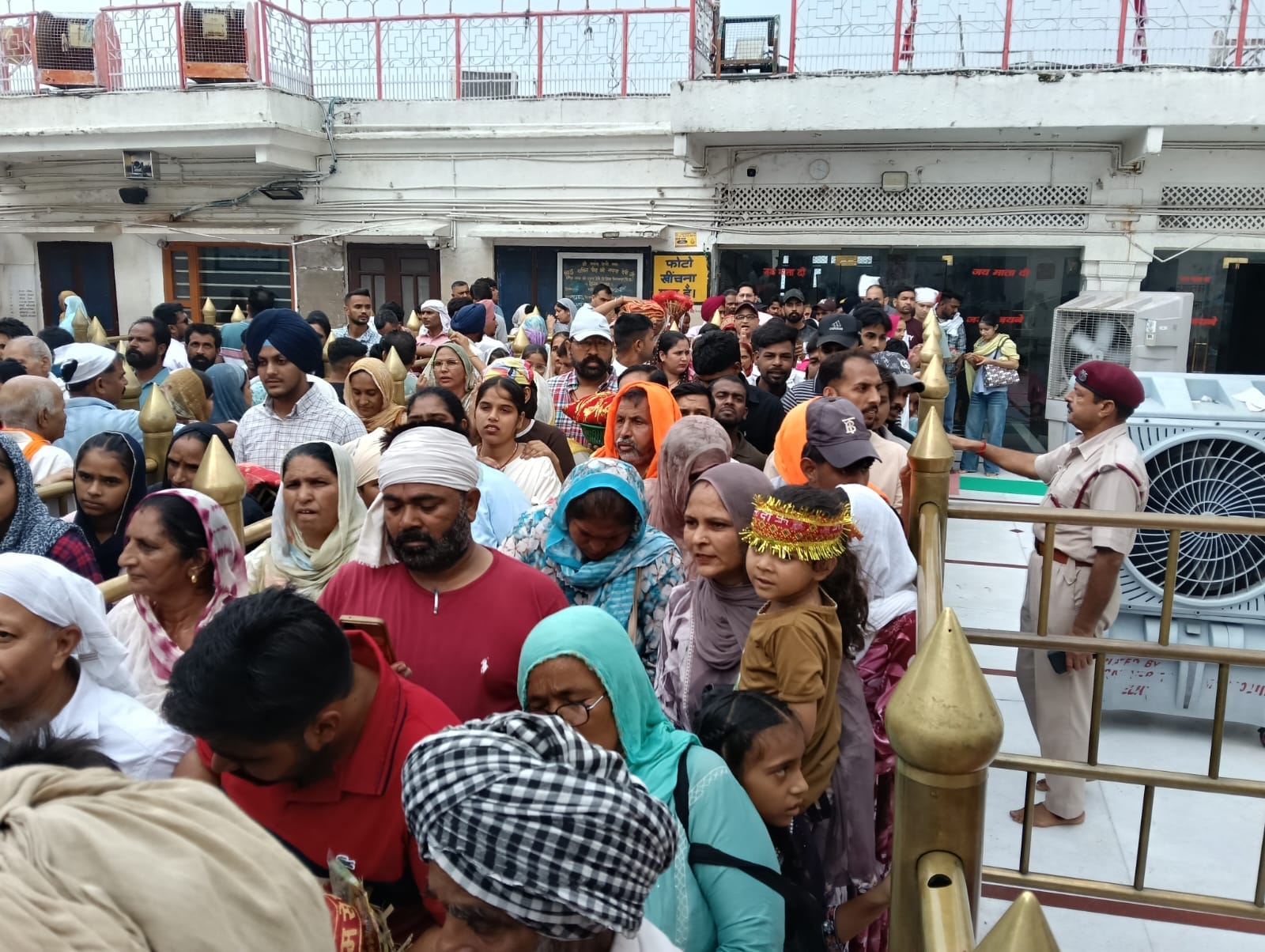 श्री नयना देवी जी में दर्शन के लिए पहुंचे श्रद्धालु। संवाद