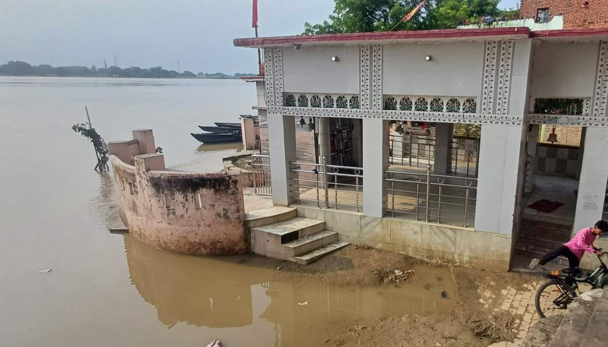 टांडाकला में घटा गंगा का जलस्तर। संवाद