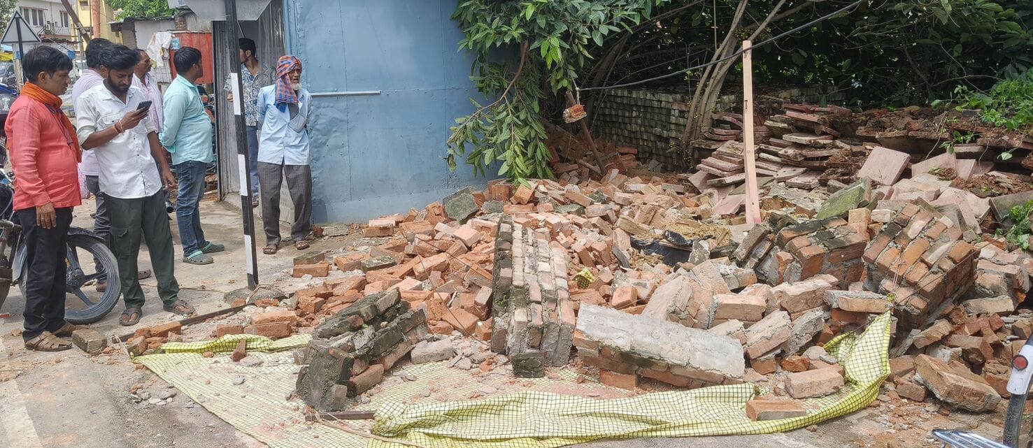 तहसील सदर के निकट सड़क किनारे पीडब्लूडी के कार्यालय की दीवार गिरने के बाद पड़ा मलबा व जमा लोगों