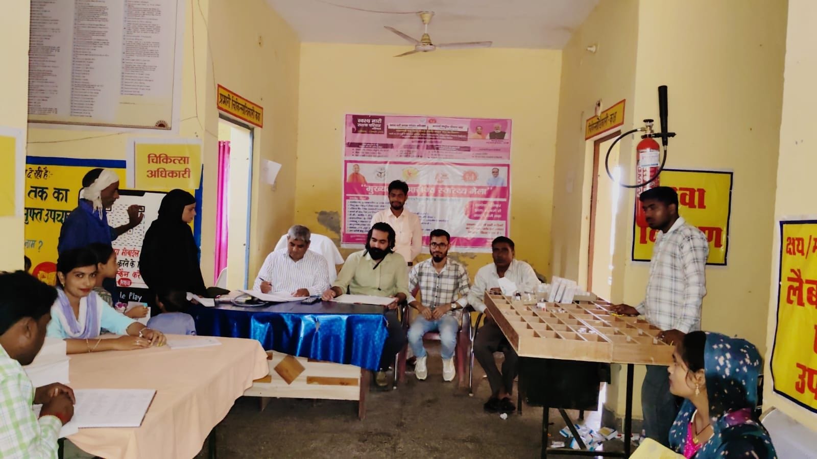 दबतोरी में आरोग्य मेला में मौजूद चिकित्सक व मरीज। संवाद