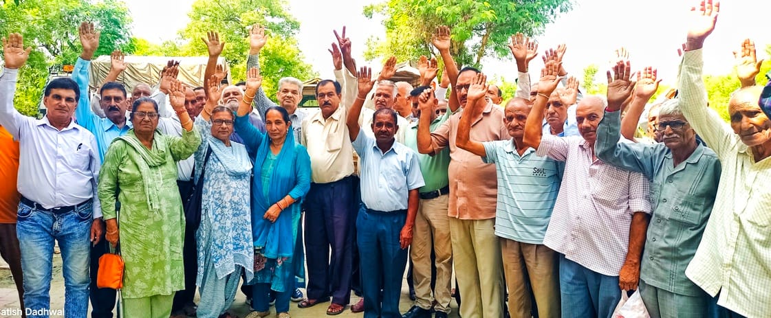 देहरा में बैठक के बाद नारेबाजी करते विद्युत बोर्ड पेंशनर फोरम के पदाधिकारी और सदस्य। -संवाद