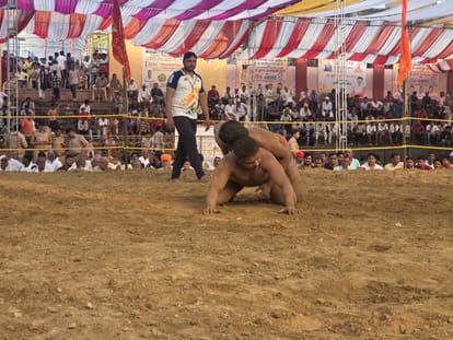 दनकौर में द्रोण मेले के अखाड़े में कुश्ती लड़ते पहलवान। संवाद