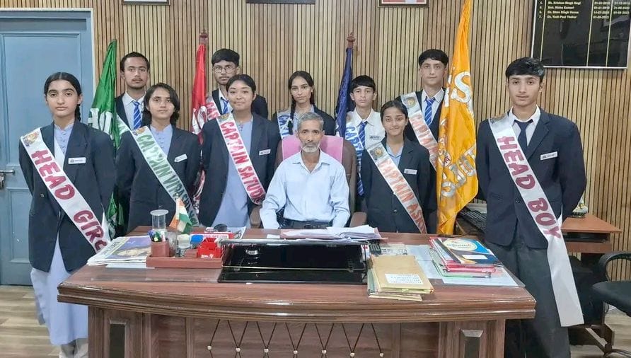 दत्तनगर स्कूल में छात्र परिषद की नवनियुक्त कार्यकारिणी प्रधानाचार्य के साथ। स्रोत : स्कूल प्रबं