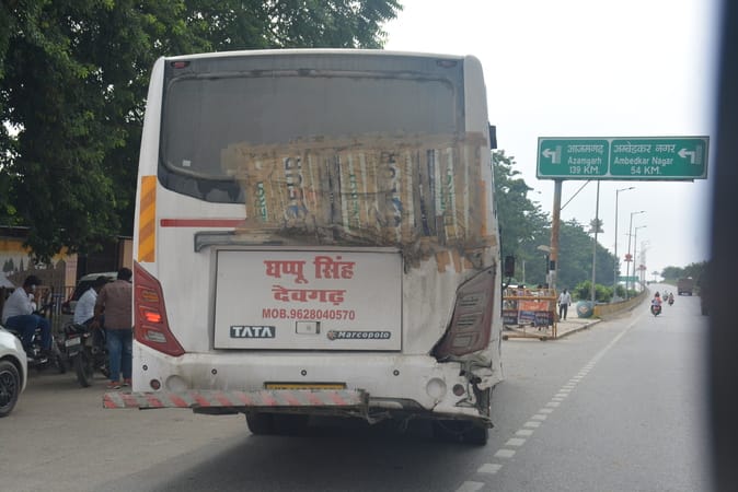 देवकाली बाईपास हाईवे पर बिना नंबर प्लेट और धुवा देकर जाता ट्रक।