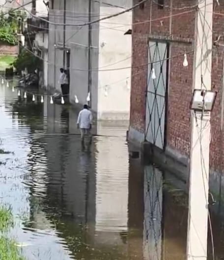 Pond overflows, water reaches homes in Gandhi Nagar and Subhash Nagar