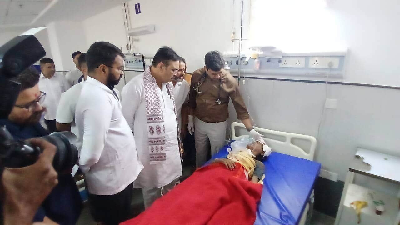 घायलों के हालचाल पूछते हुए मुख्यमंत्री भजनलाल शर्मा