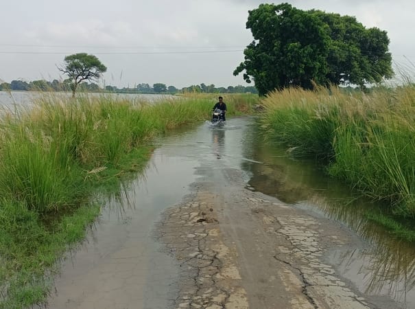 देवरहा बाबा आश्रम पर जाने वाली सड़क पर चढ़ा सरयू का पानी