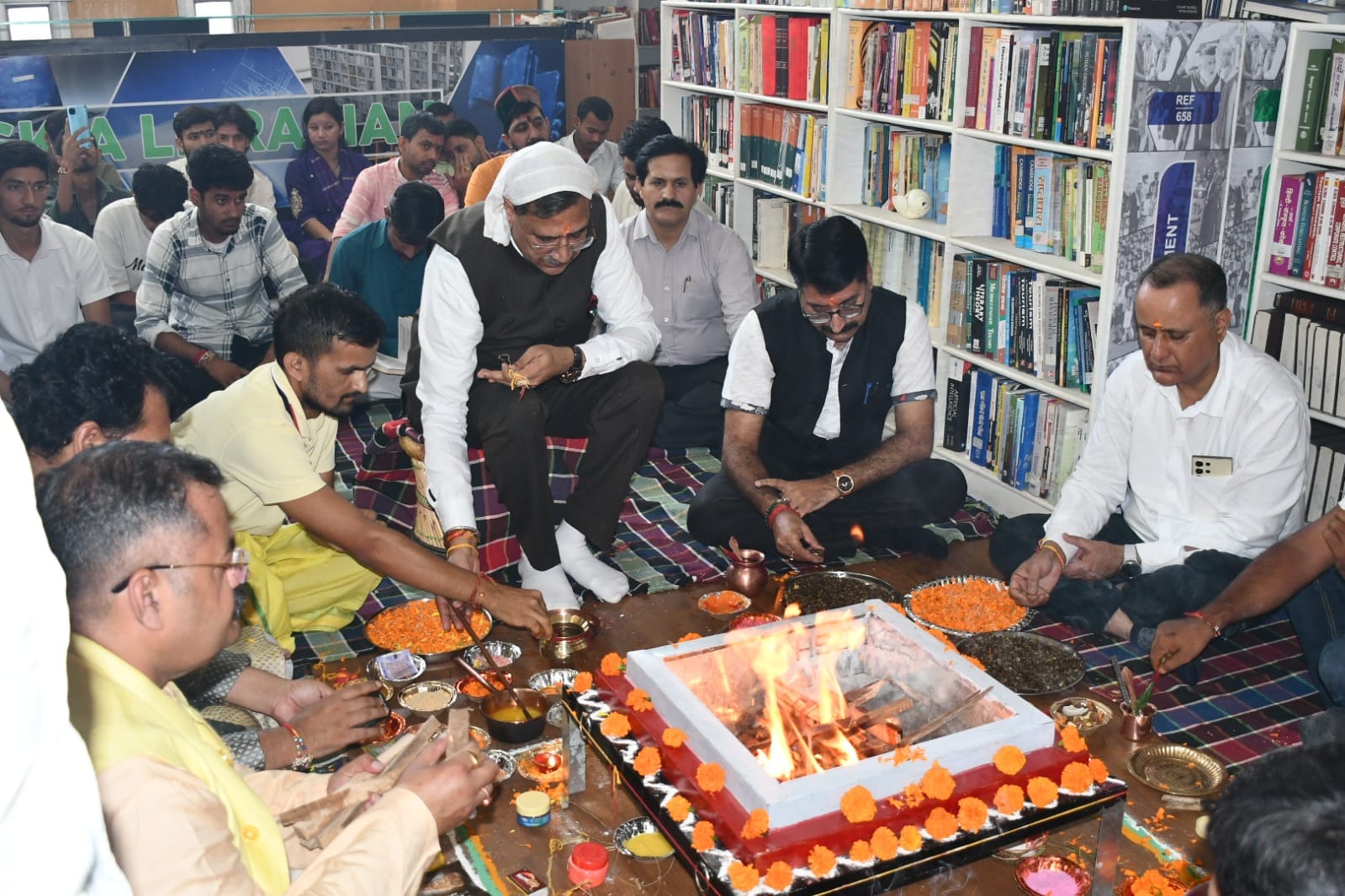 धर्मशाला में सीयू के धौलाधार परिसर में यज्ञ में भाग लेते कुलपति प्रो. एसपी बंसल और अन्य। -स्रोत