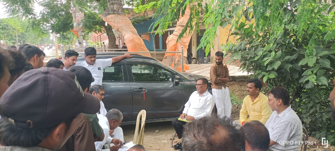 उच्च न्यायालय के आदेश पर माहुल में मापी करती राजस्व विभाग की टीम।