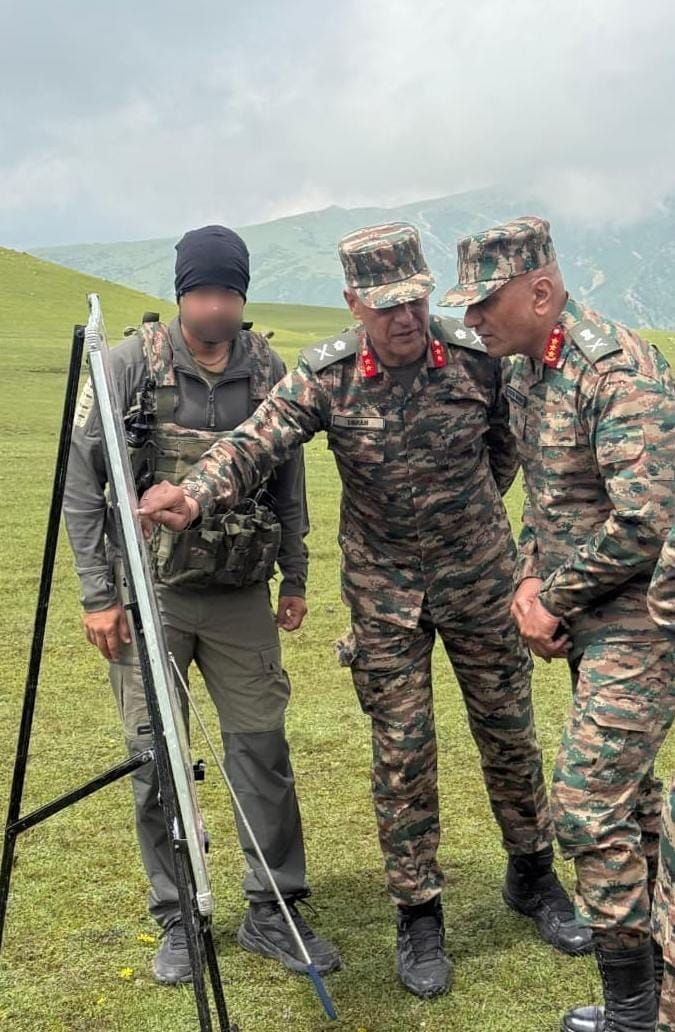 उत्तरी कमान के सेना कमांडर लेफ्टिनेंट जनरल प्रतीक शर्मा ने दक्षिण कश्मीर के भीतरी इलाकों में तै