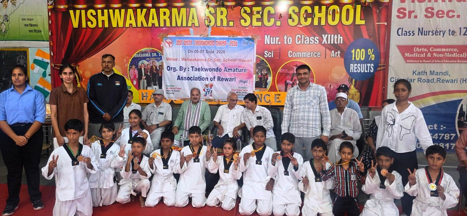 विजेताओं को सम्मानित करते विधायक लक्ष्मण सिंह यादव। स्रोत : एसोसिएशन