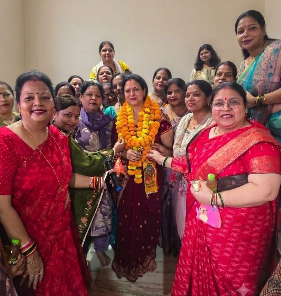 वार्ष्णेय महिला समिति की अध्यक्ष का स्वागत करतीं महिलाएं। संवाद