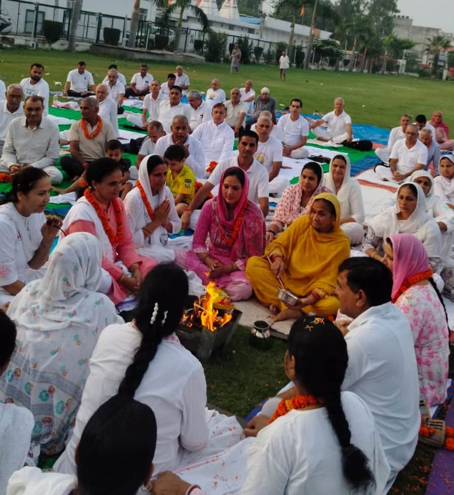 Healthy life possible with regular yoga: Amar