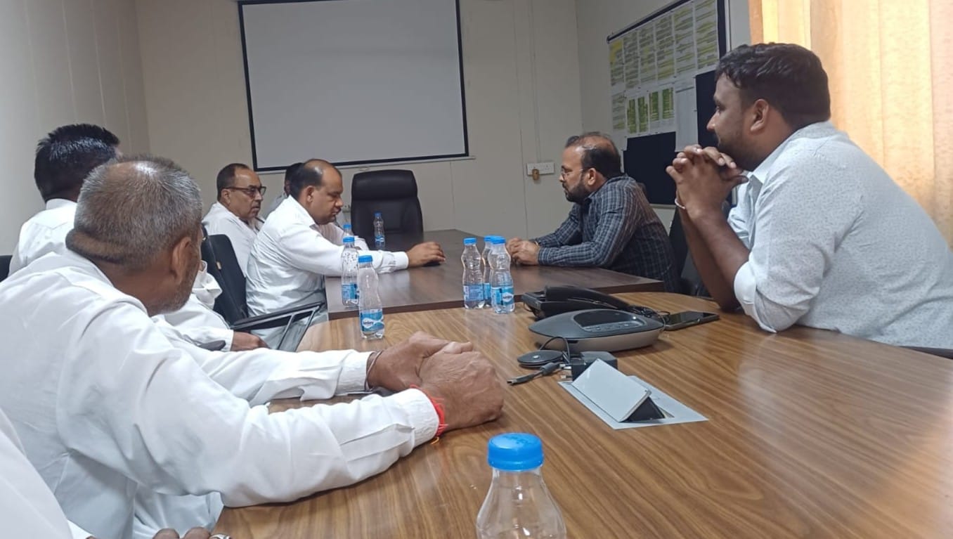 अधिकारियों के साथ बैठक करते भाकियू के पदाधिकारी। संगठन
