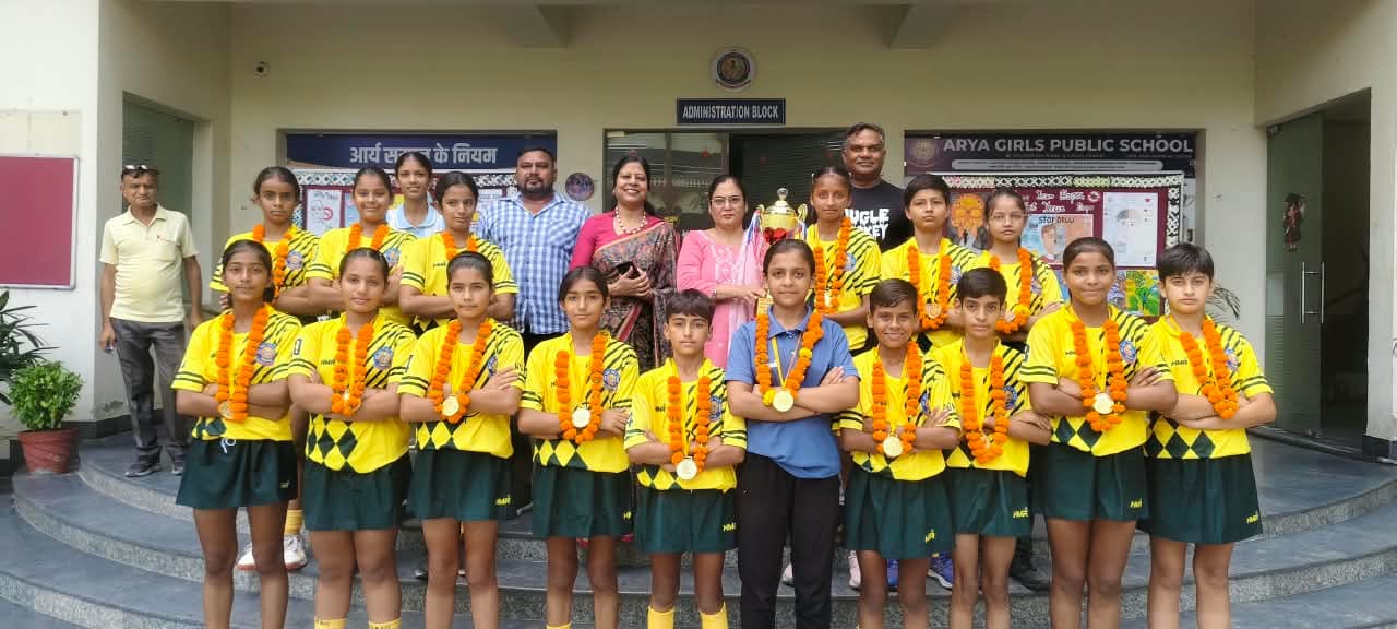आर्य गर्ल्स पब्लिक स्कूल में खिलाड़ियों के साथ स्कूल प्रबंधन। स्रोत : स्कूल
