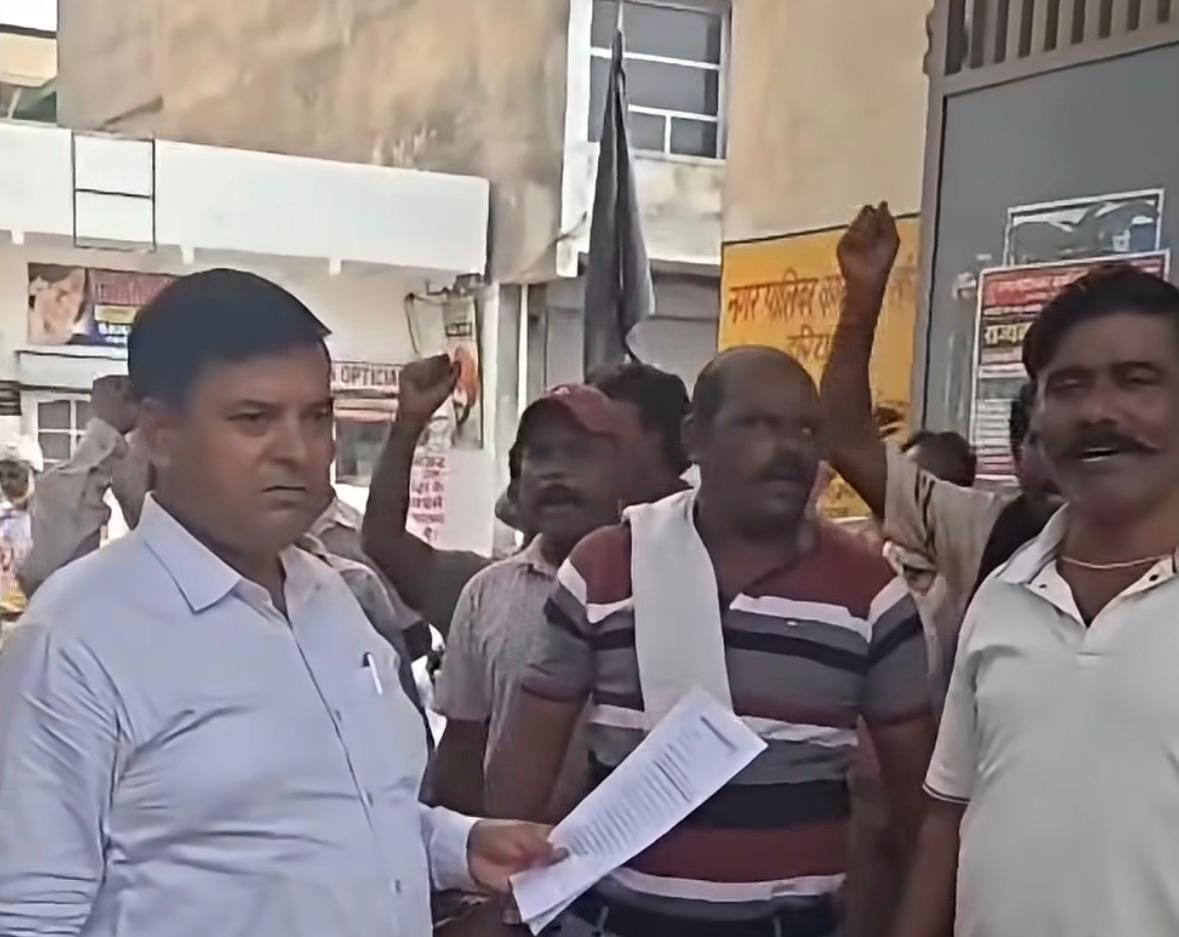 अंबाला छावनी के नगर परिषद कार्यालय के गेट पर नोटिस देने के लिए खड़े मुख्य सफाई निरीक्षक व नारेब