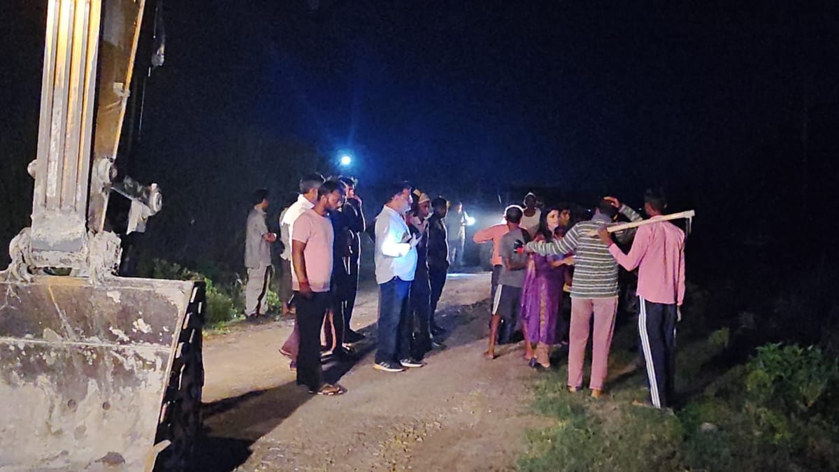 Raebareli News: ऐश पॉन्ड में रिसाव से गांव में फैला पानी व राख