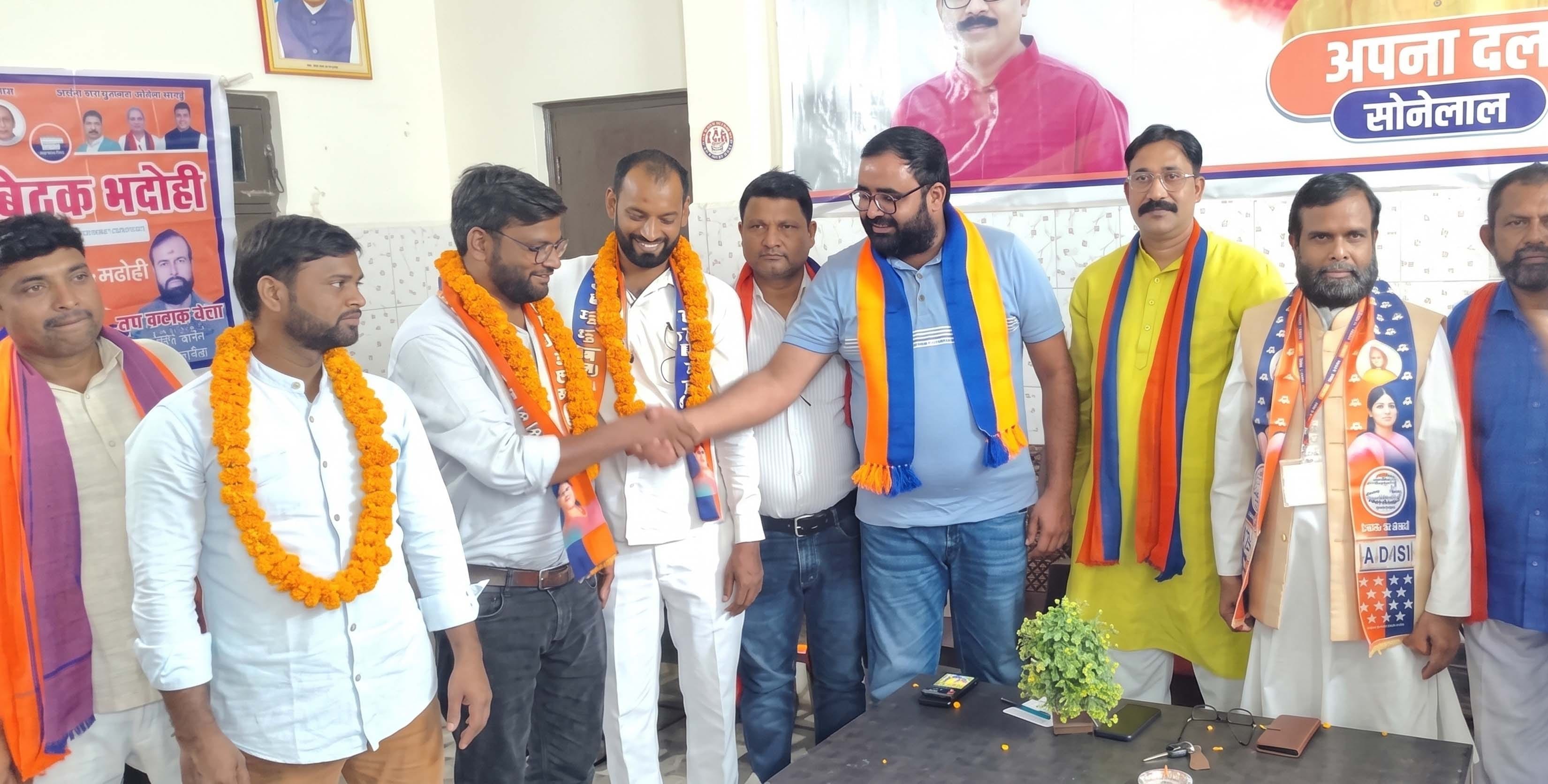 अपना दल (एस) की बैठक में नए पदाधिकारियों का स्वागत करते लोग। स्रोत- पार्टी