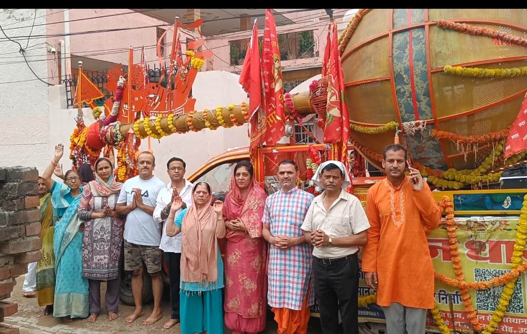 Performed worship of the 21-foot *Ashtadhatu* mace.