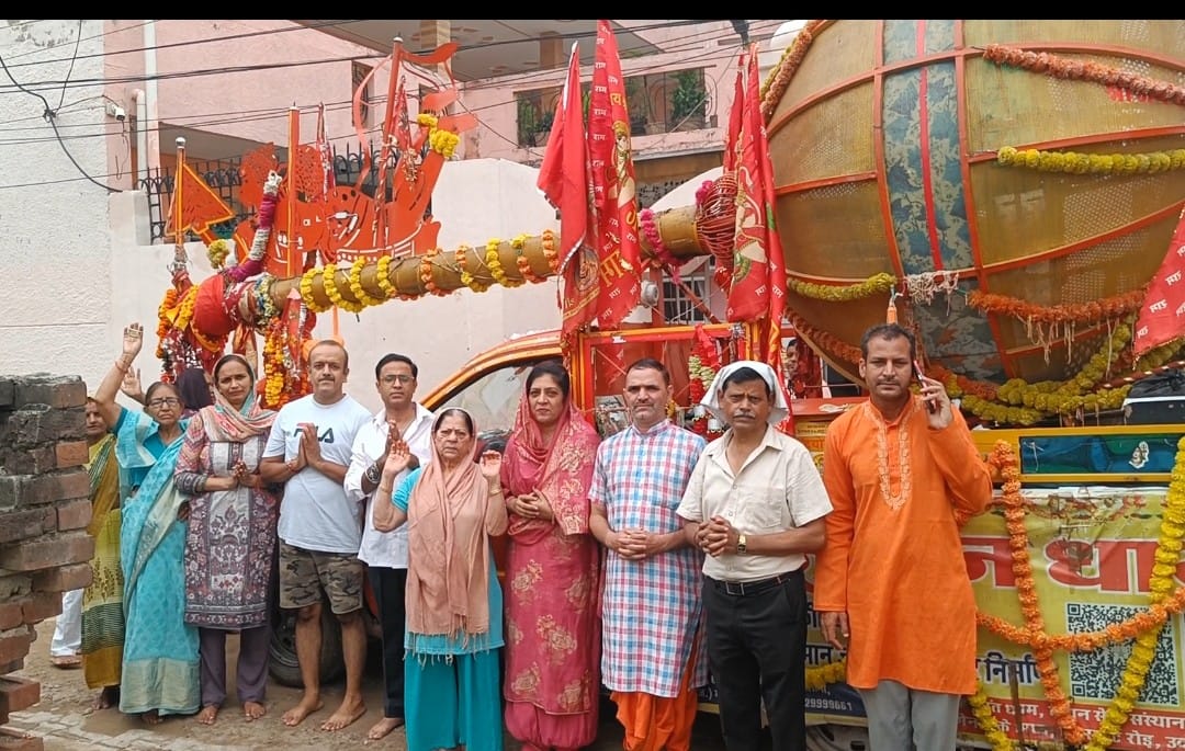Performed worship of the 21-foot *Ashtadhatu* mace.