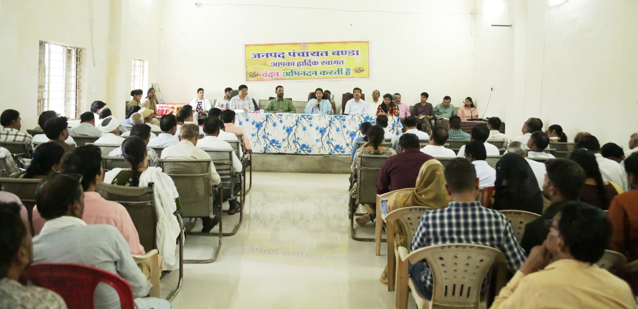 अधिकारियों को निर्देश देती कलेक्टर