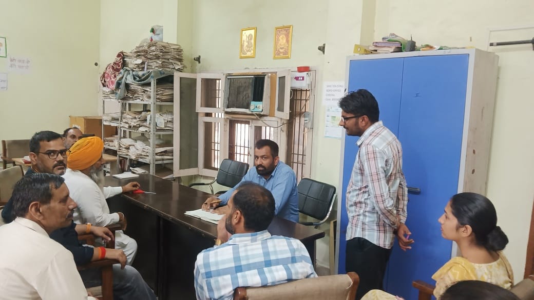 बीडीपीओ कार्यालय में कर्मचारियों से पूछताछ करते एसडीएम। प्रवक्ता