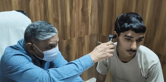 बागला जिला अस्पताल की ईएनटी ओपीडी  में युवक के कान की जांच करते चिकित्सक।संवाद