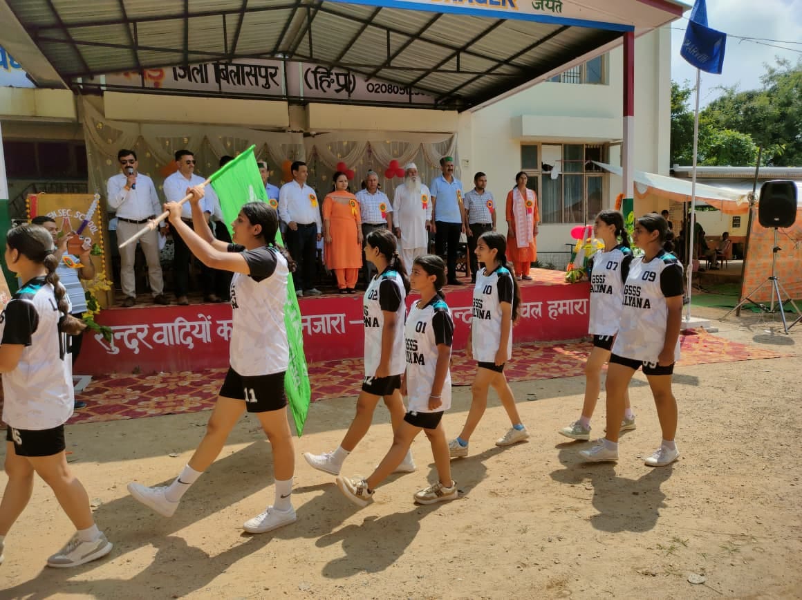 भगेड़ स्कूल में खेलकूद प्रतियोगिता के शुभारंभ अवसर पर मार्च पास्ट करती हुई छात्राएं।