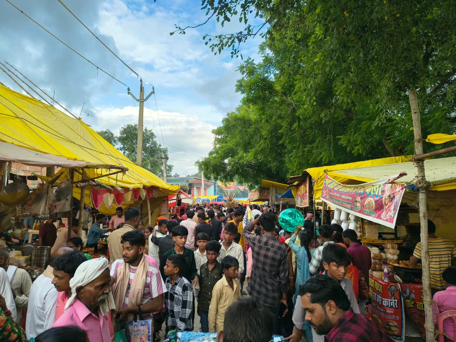 भीटी के खजुरी स्थित आस्तीकन मंदिर के मेले में खरीददारी करते श्रद्धालु