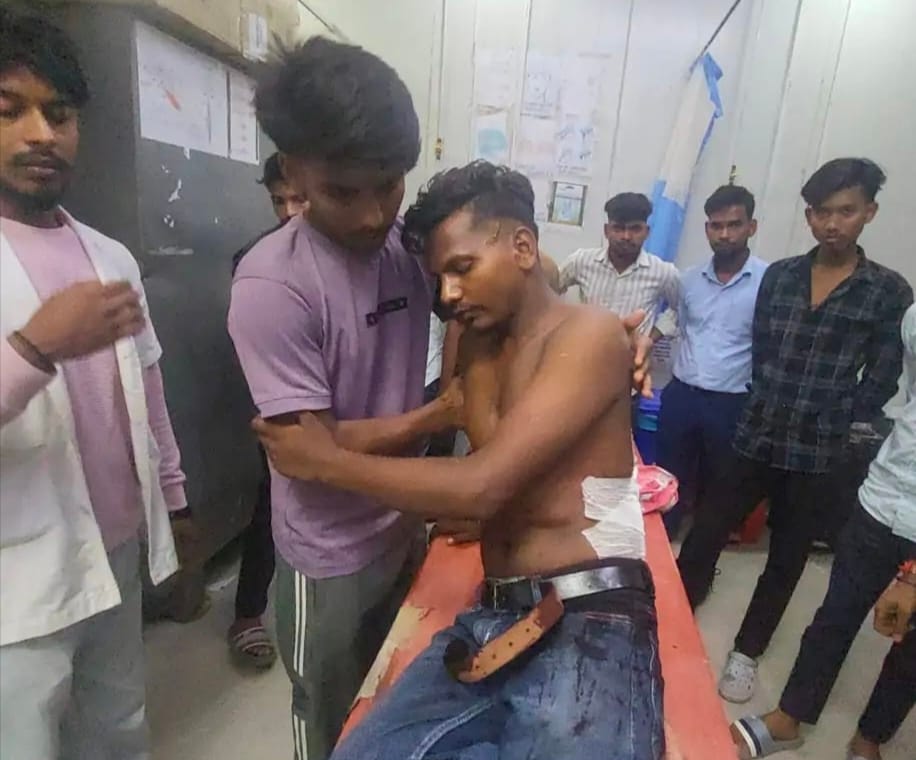 दिनदहाड़े दुकानदार को बदमाशों ने मारा चाकू।
