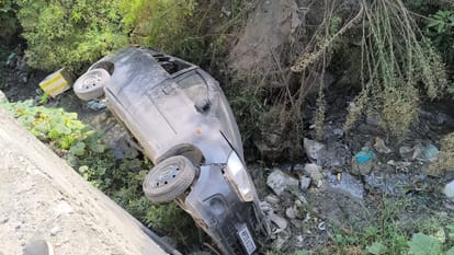 बालीचौकी में ट्रेवलर की टक्कर से नाले में जा गिरी कार। संवाद