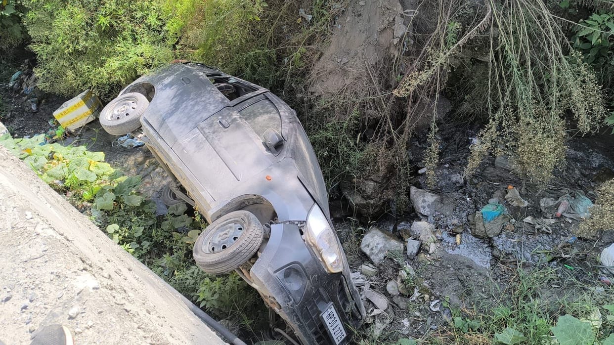 Driver saves 10 lives by crashing the Traveller into a wall.