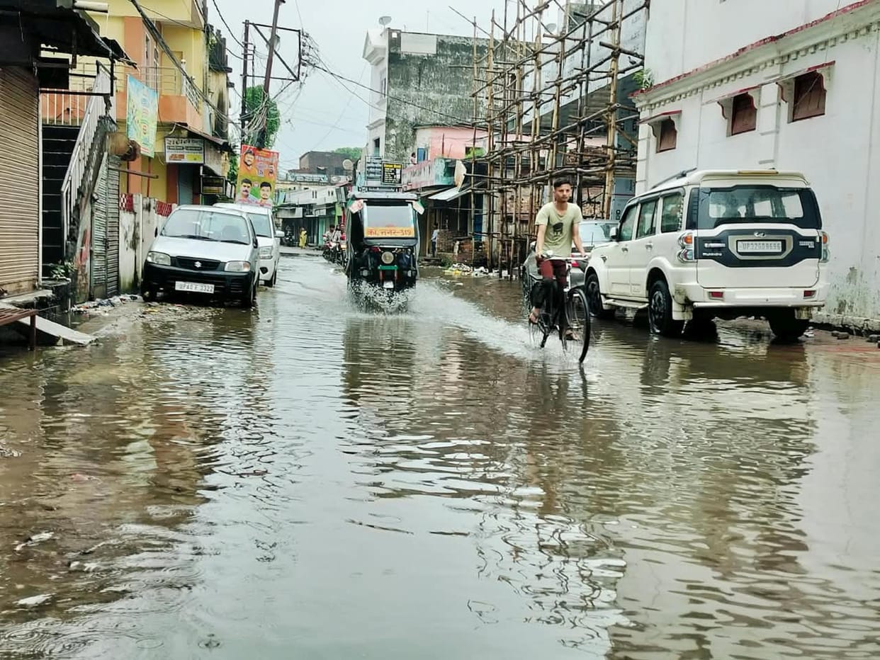 Waterlogging at many places due to rain