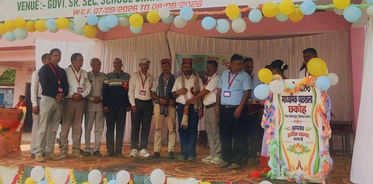 छकोह स्कूल में खेलकूद प्रतियोगिता के शुभांरभ अवसर पर अतिथियों को सम्मानित करते हुए।