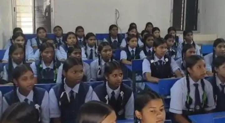 छात्रावास अधीक्षिका सस्पेंड, छात्राओं से मालिश और घरेलू काम करवाने का आरोप
