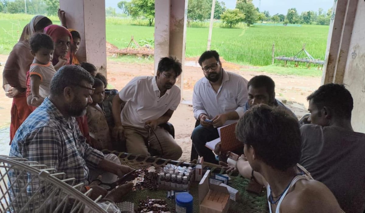 Shravasti News: छेदीपुरवा में फिर पहुंची स्वास्थ्य टीम