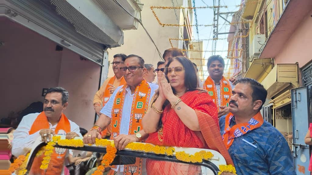 डूंगरपुर में रोड शो के दौरान दीपिका चिखलिया