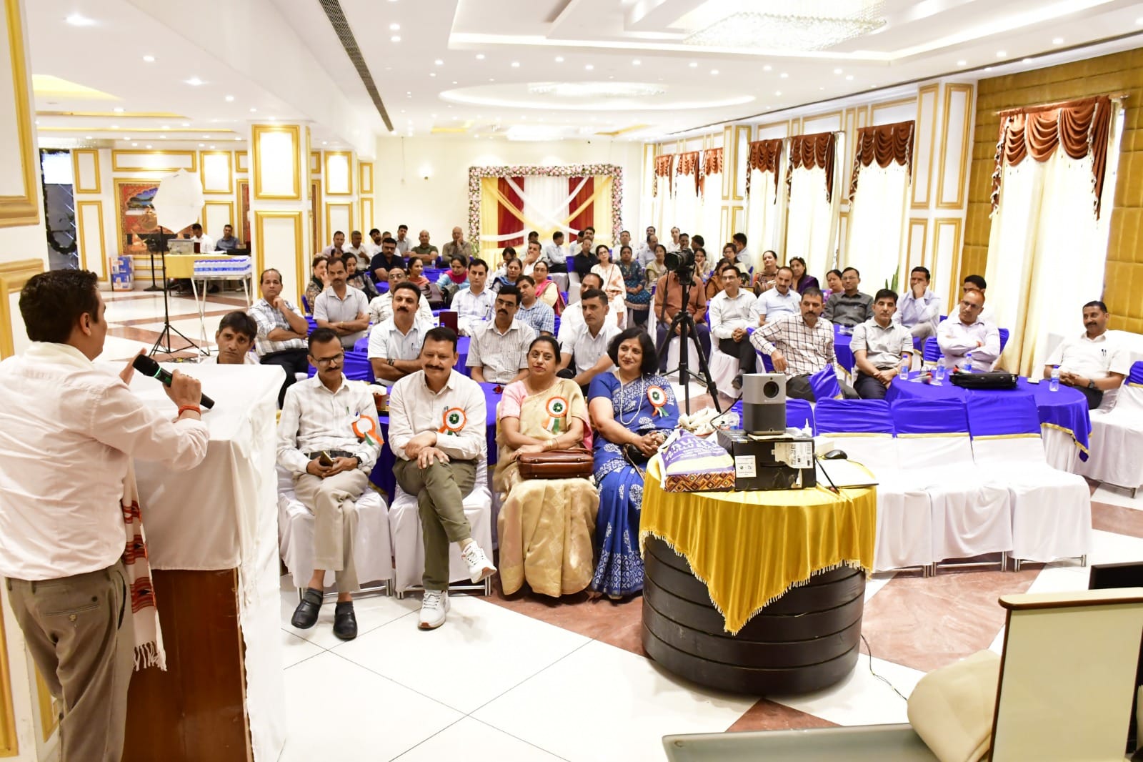 डाइट जुखाला में आयोजित प्रशिक्षण कार्यक्रम अध्यापकों को संबोधित करते रिसोर्स पर्सन। स्रोत: डाइट