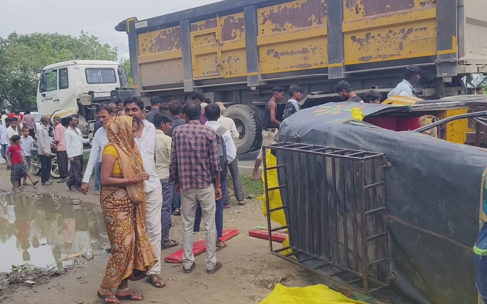 डंपर की टक्कर लगने के बाद पलटा टेंपो और पास ही खड़ा डंपर। संवाद