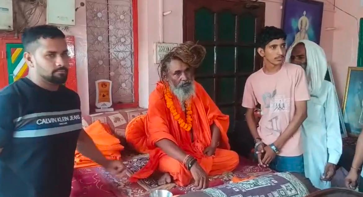डेरा बाबा राजपुरी में महंत की गद्दी पर बैठे बाबा महेश पुरी। संवाद