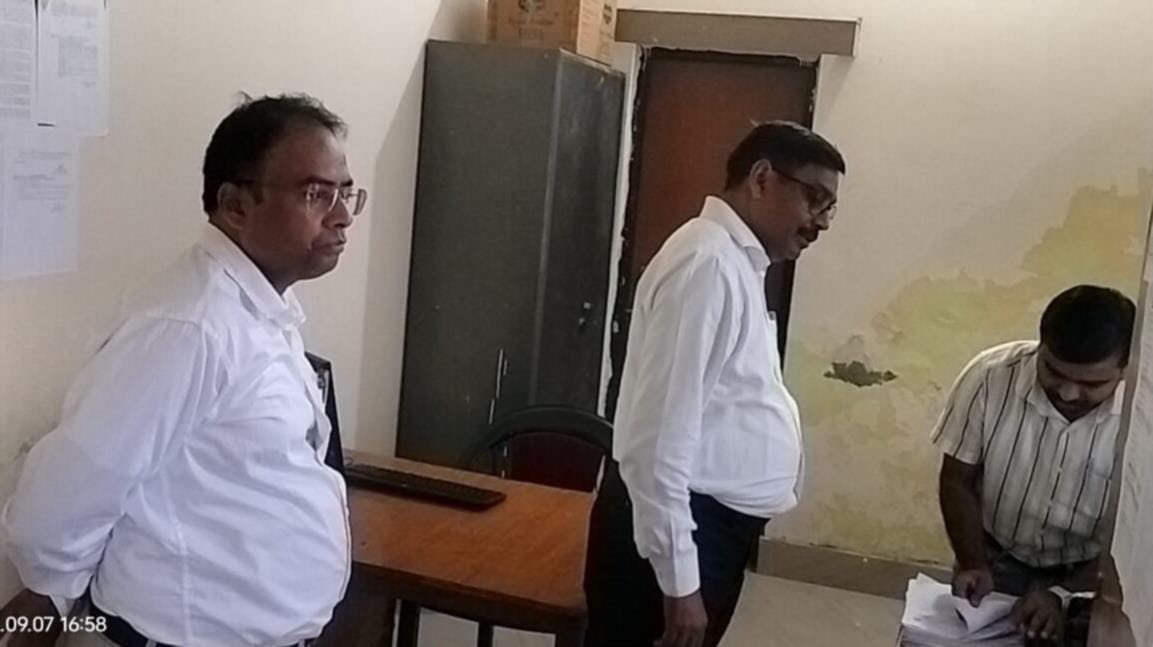 Shravasti News: आरटीओ ने किया परिवहन कार्यालय का निरीक्षण