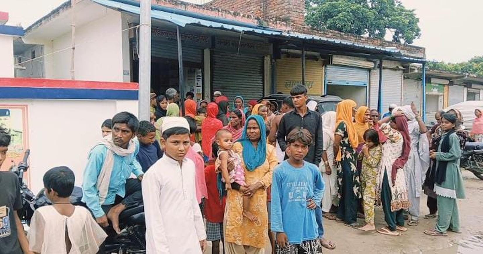 फखरपुर के वजीरगंज सरायकाजी में घायल बालिका के मिलने के बाद जमा भीड़।