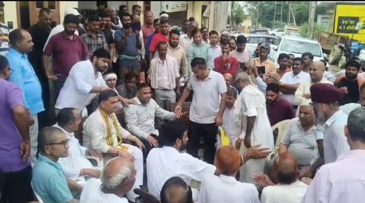 Protesters stopped trucks carrying garbage to the Pratapgarh dumping yard.